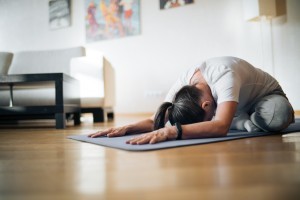 6 ejercicios de yoga para practicar en casa